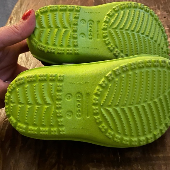 Kids Classic Clogs by CROCS. Black/Green. Kids 1-6 years old; Size C7 - Picture 5 of 6